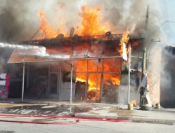 Batman'da bir market alev alev yandı