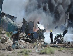 Somali'de uçak düştü