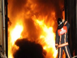 Tarihi Oturakçılar Pazarı'nda yangın