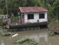 Filipinler'de Utor tayfunu: 23 balıkçı kayıp