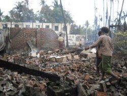 Arakan`da Müslümanlara ateş açıldı