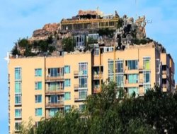 Çatıya dağ görünümlü villa yaptı