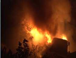 Üç gecekondu kül oldu