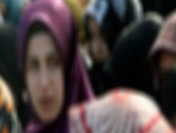 Yine örtülü genç bir kıza saldırdılar!