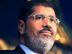 Mursi'nin gözaltı süresi uzatıldı