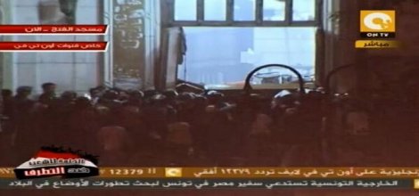 Mısır'da asker ve baltacılar camiyi kuşattı!