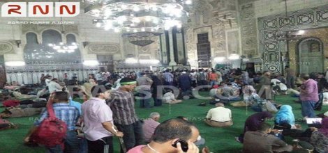 Kadınlar erkekleri korumak için camiden ayrılmıyor