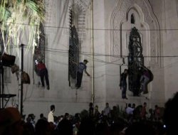 Kuşatılan cami tamamen boşaltıldı