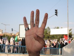 Diyarbakır'da özgürlük işareti Rabia işareti oldu