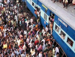 Hindistan'da tren 35 kişiyi ezdi