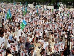 Pakistan`da darbe karşıtlarına destek gösterisi