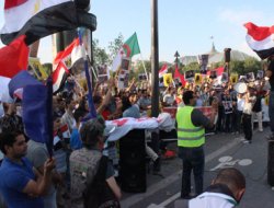 Darbe destekçisi BAE Paris'te protesto edildi