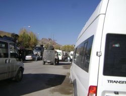 Minibüsün altında kalan asker hayatını kaybetti