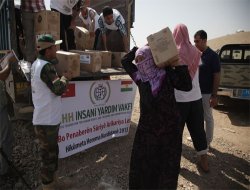 İHH'den, Rojava'dan göç eden Kürtlere yardım