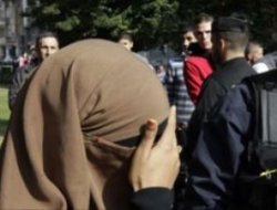 Başörtüsüne saldırılan kız intihara girişti