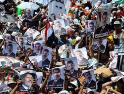 Mısır`da Mübarek`in tahliyesine protesto