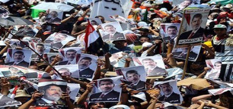 Mısır halkı hala meydanlarda