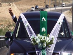 İslami düğünde R4BİA işareti