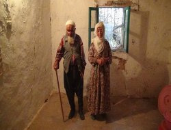 Mağdur yaşlılar yardım bekliyor