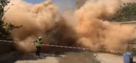 Dev bina kepçenin üzerine böyle yıkıldı! video