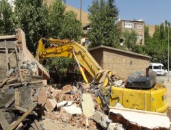 Kepçe operatörü yıkılan binanın altında kaldı