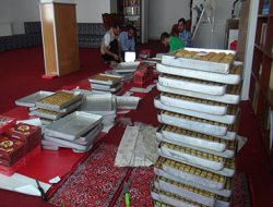 Umut Kervanı Platformu tatlı dağıttı