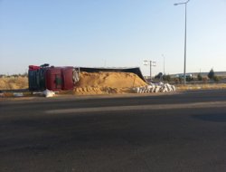 Çınar'da Yem yüklü TIR devrildi: 1 yaralı