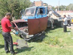 Freni patlayan vinç otomobile çarptı: 1yaralı