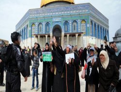 Mescid-i Aksa'ya zorla girdiler