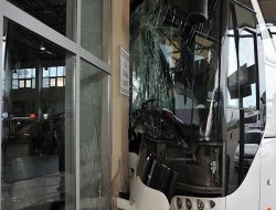 Otobüs şoförü vitesi karıştırdı
