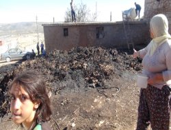 Elektrik tellerinden çıkan kıvılcım üç evi yaktı