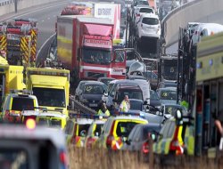 Trafik kazasına tam 100 araç karıştı