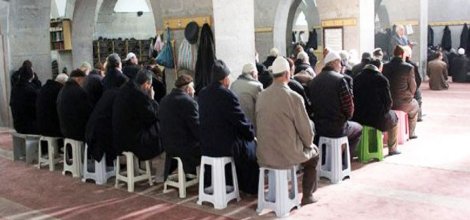 Diyanet'ten 'sandalyede namaz'a uyarı