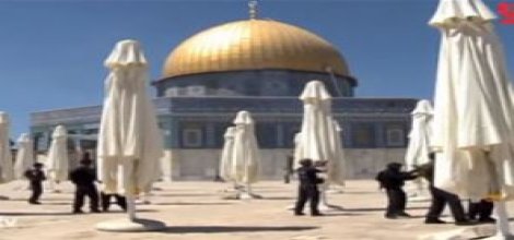 siyonistlerin Mescid-i Aksa'da yaptığı baskının görüntüleri!