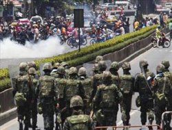 Afganistan'da halk ile polis çatıştı
