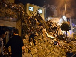 Kasımpaşa'da 4 katlı bina çöktü