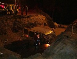 Bitlis'te Polis aracı menfeze uçtu: 4 yaralı