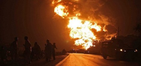 Paksitan`da NATO`ya yakıt taşıyan tankerlere saldırı