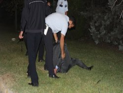 Polise tekme tokat saldırdı