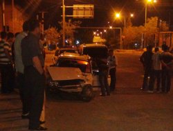 Minibüs taksiyle çarpıştı: 3 yaralı