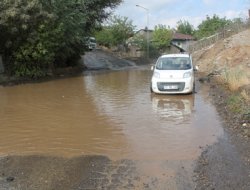 İçme suyu hattı patladı yol göle döndü