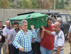 İşkence sonucu ölen kız toprağa verildi