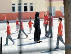 Başörtülü Elif öğretmene destek yağıyor