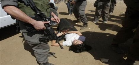 İsrail askeri Fransız diplomatı yerde sürükledi