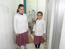 Öğrenciler, lağım ve çöplük içindeki okulda ders görüyor!