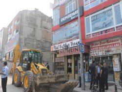 Temeli kazılan bina neredeyse iki binayı yıkıyordu