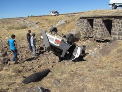 Otomobil köprüden aşağı uçtu: 3 yaralı