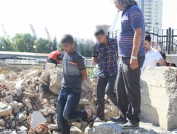 Okul köşesinde esrar çeken kişiler serbest bırakıldı