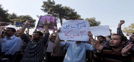 Ruhani İran'da protesto edildi