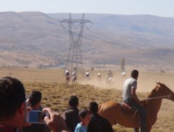 Karlıova'da geleneksel at yarışları tamamlandı